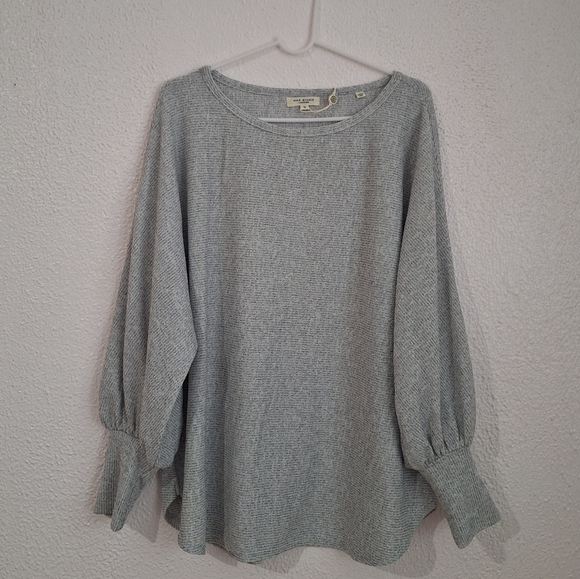 Max Studio Tops - NWT MAX STUDIO LONDON Gray Relaxed Bishop Sleeve Top